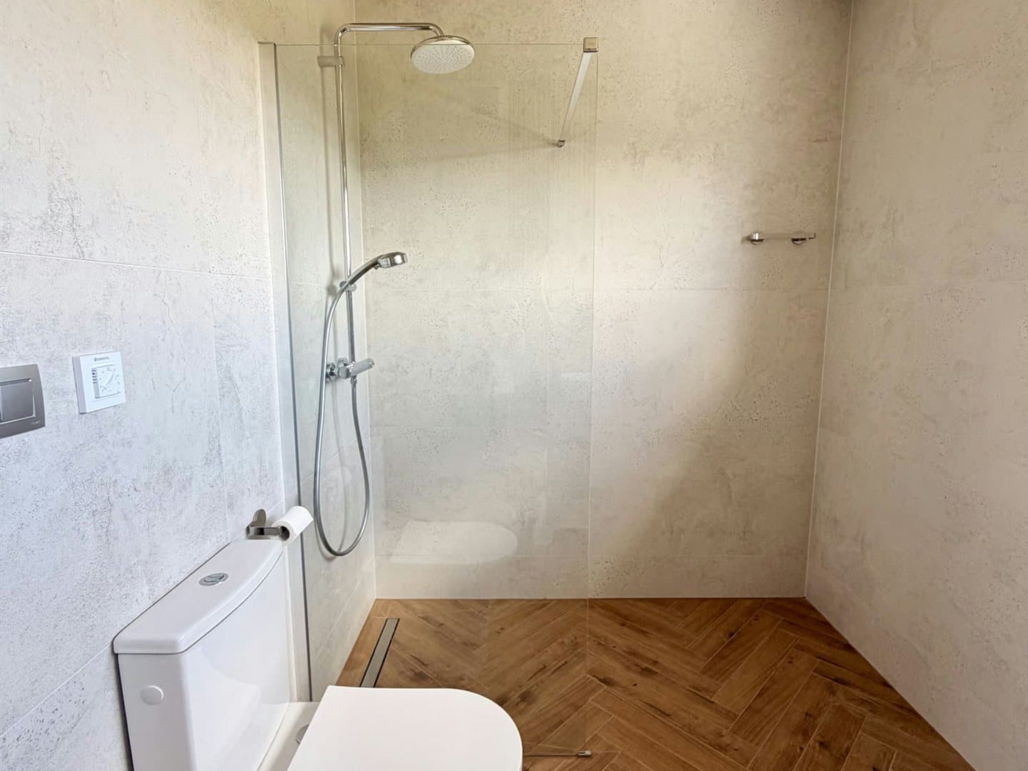 Łazienka na parterze z prysznicem i WC