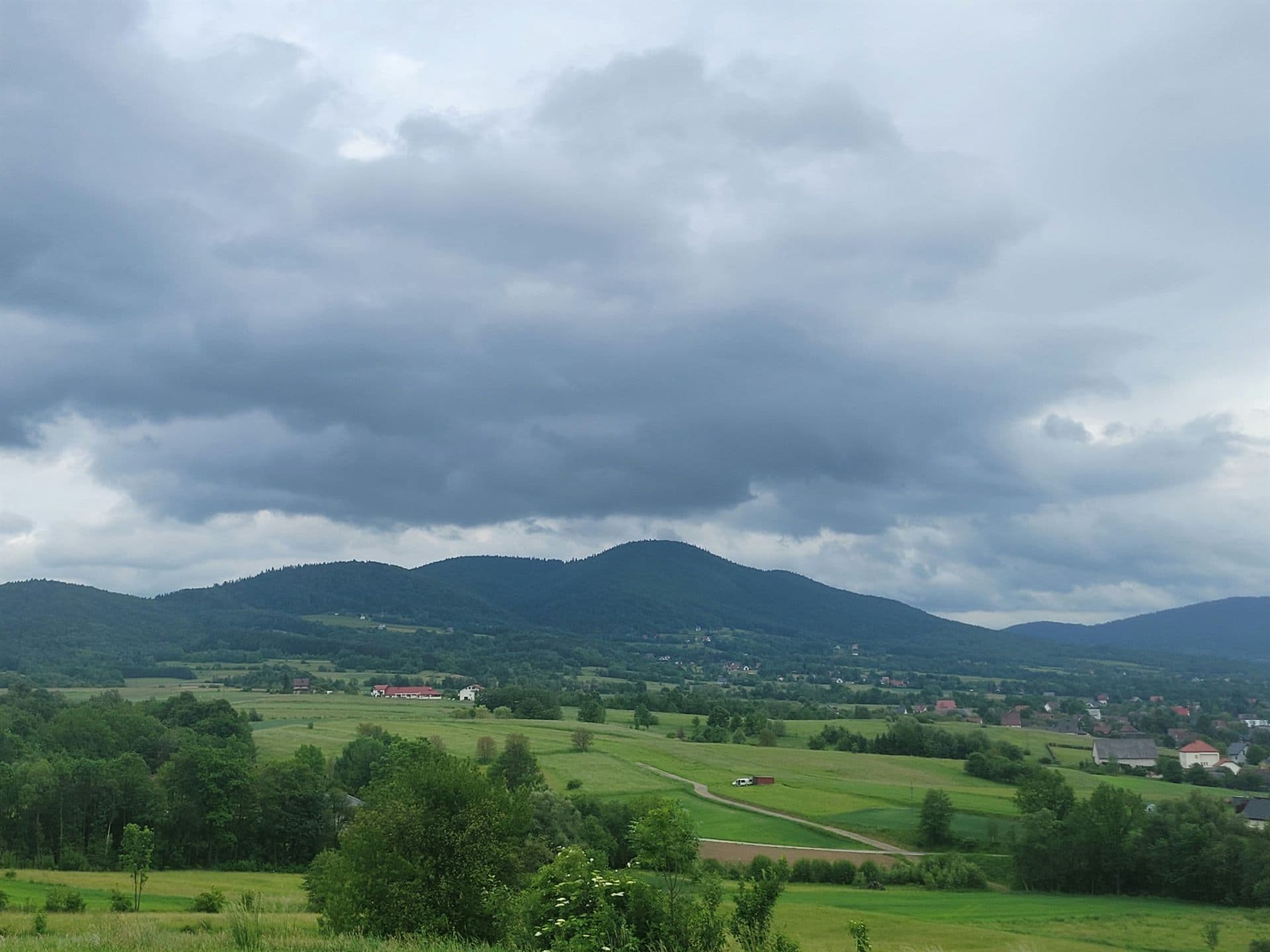 Widok na dolinę i szczyty Beskidu Wyspowego