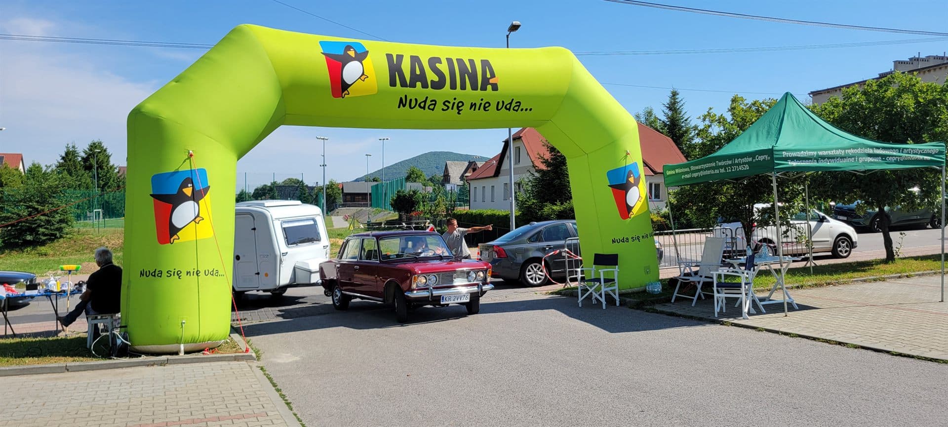 Zlot pojazdów zabytkowych — brama startowa w Kasinie